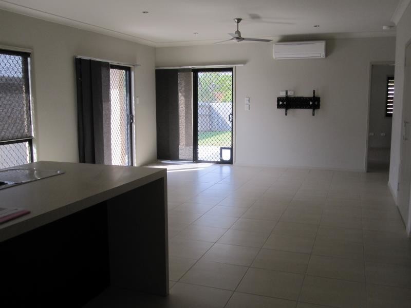 8 Puffer Court, Mount Louisa QLD 4814